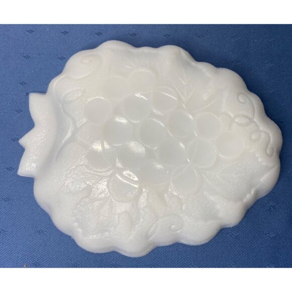 Vintage Milk Glass Leaf & Grape Pattern Dish Candy Trinkets Home Decor - Picture 2 of 3